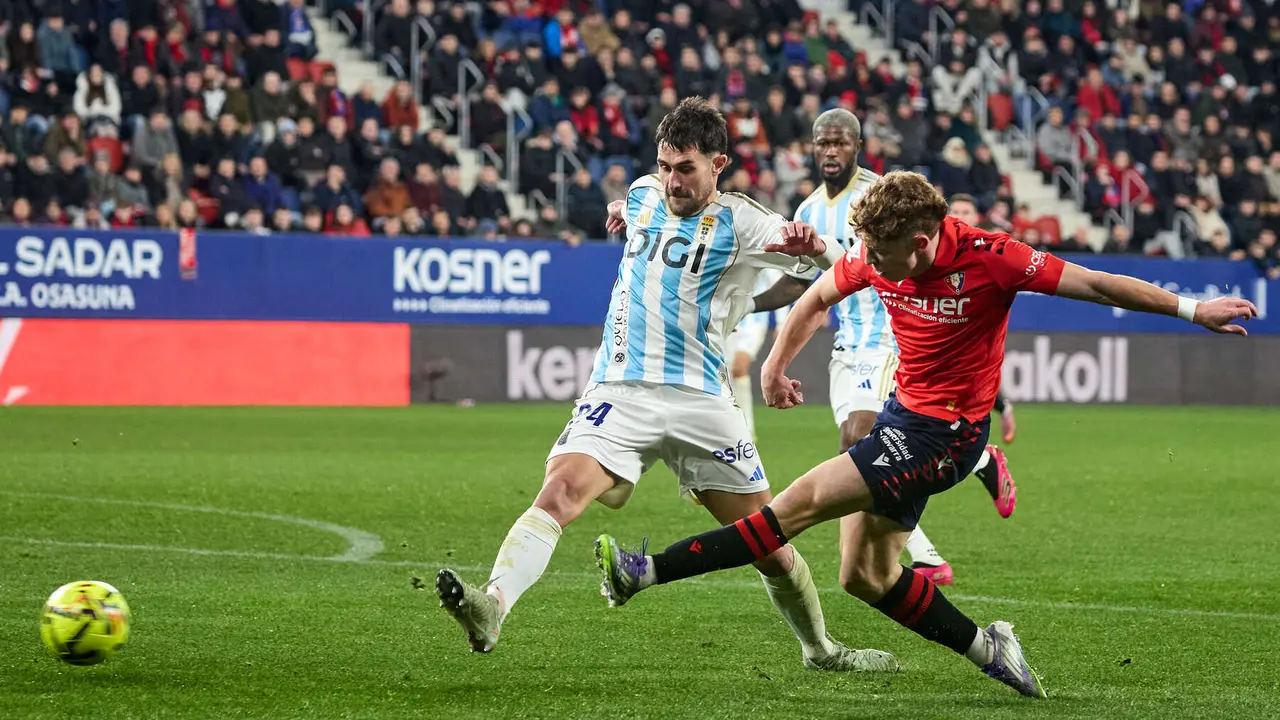Lucas Ahijado (24. Real Oviedo) y V&iacute;ctor Mu&ntilde;oz (21. CA Osasuna) durante el partido de La Liga EA Sports entre CA Osasuna y Real Oviedo disputado en el estadio de El Sadar en Pamplona. I&Ntilde;IGO ALZUGARAY