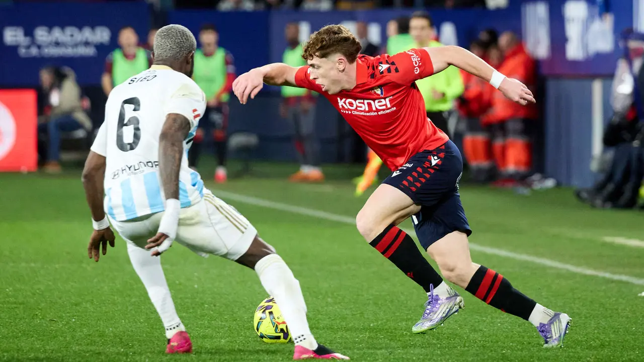 Kwasi Sibo (6. Real Oviedo) y V&iacute;ctor Mu&ntilde;oz (21. CA Osasuna) durante el partido de La Liga EA Sports entre CA Osasuna y Real Oviedo disputado en el estadio de El Sadar en Pamplona. I&Ntilde;IGO ALZUGARAY