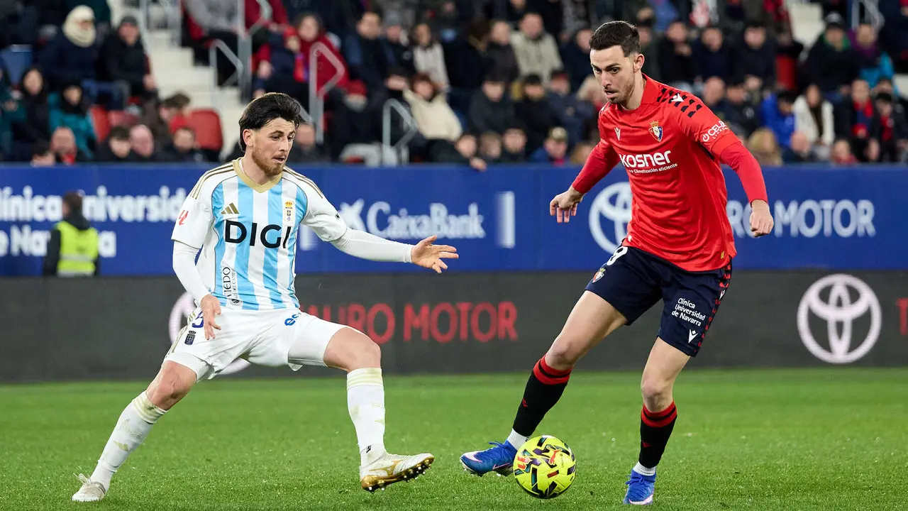 Oier Luengo (15. Real Oviedo) y Ra&uacute;l Garc&iacute;a (9. CA Osasuna) durante el partido de La Liga EA Sports entre CA Osasuna y Real Oviedo disputado en el estadio de El Sadar en Pamplona. I&Ntilde;IGO ALZUGARAY