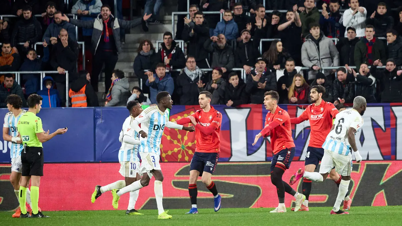 Los jugadores del Real Oviedo celebran el gol de Alberto Reina (1-2) durante el partido de La Liga EA Sports entre CA Osasuna y Real Oviedo disputado en el estadio de El Sadar en Pamplona. I&Ntilde;IGO ALZUGARAY