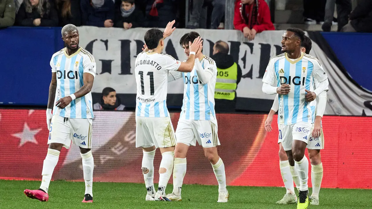 Los jugadores del Real Oviedo celebran el gol de Alberto Reina (1-2) durante el partido de La Liga EA Sports entre CA Osasuna y Real Oviedo disputado en el estadio de El Sadar en Pamplona. I&Ntilde;IGO ALZUGARAY