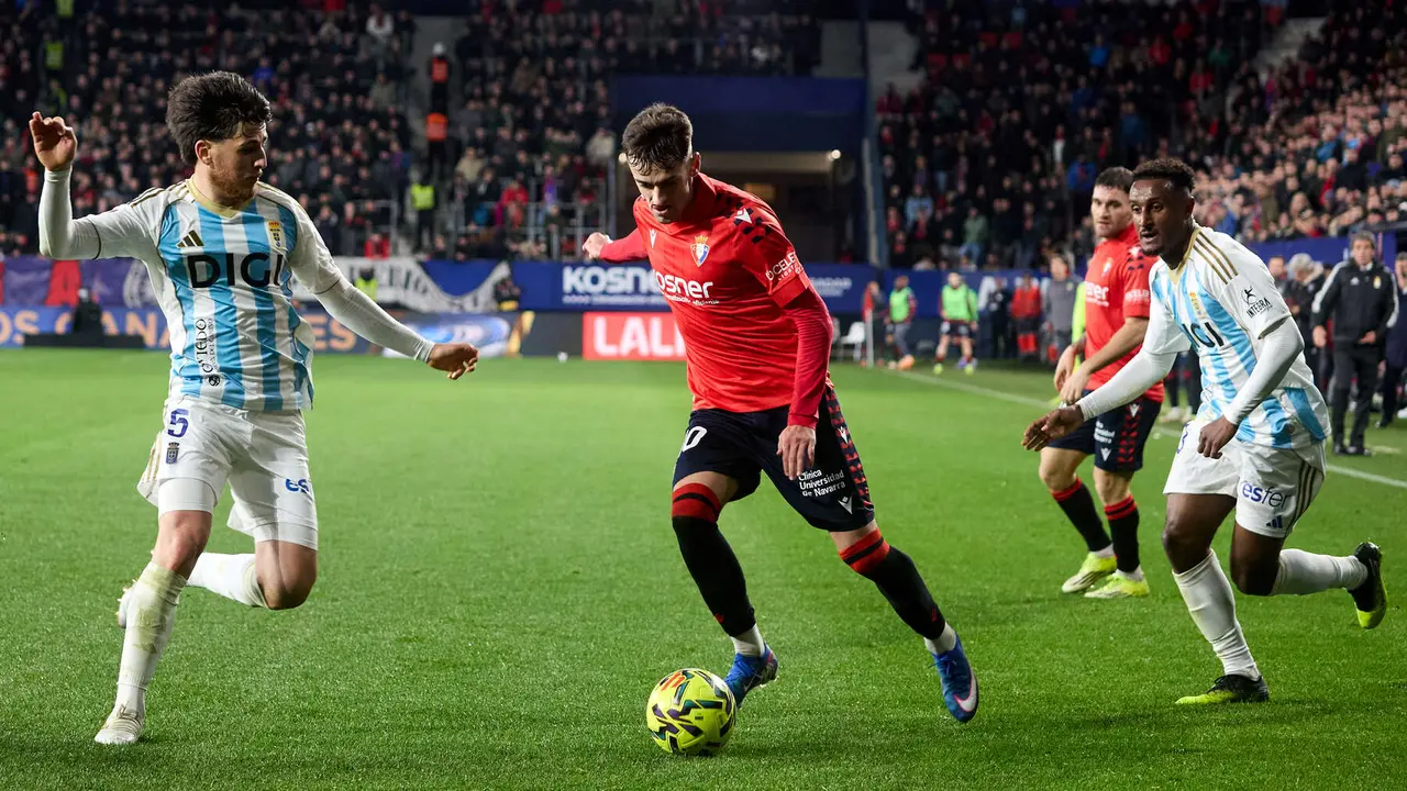 Alberto Reina (5. Real Oviedo), Aimar Oroz (10. CA Osasuna) y Haissem Hassan (10. Real Oviedo) durante el partido de La Liga EA Sports entre CA Osasuna y Real Oviedo disputado en el estadio de El Sadar en Pamplona. I&Ntilde;IGO ALZUGARAY