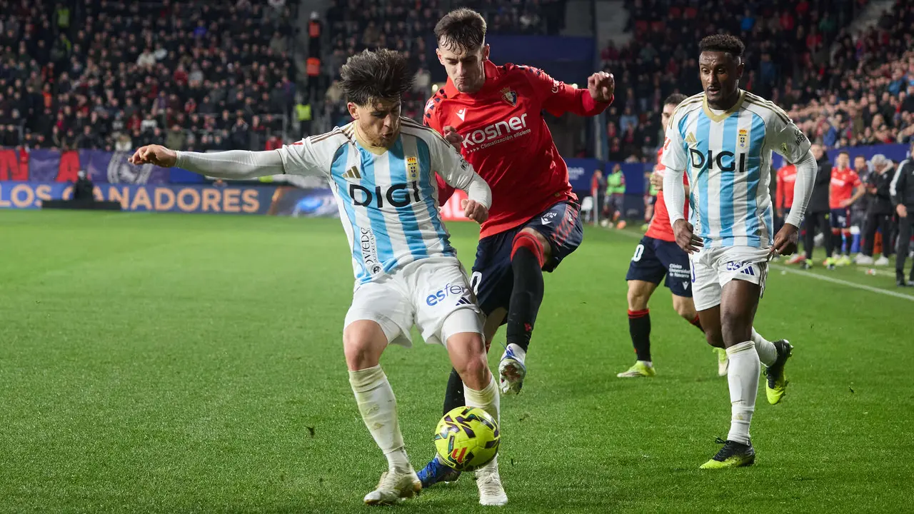 Alberto Reina (5. Real Oviedo), Aimar Oroz (10. CA Osasuna) y Haissem Hassan (10. Real Oviedo) durante el partido de La Liga EA Sports entre CA Osasuna y Real Oviedo disputado en el estadio de El Sadar en Pamplona. I&Ntilde;IGO ALZUGARAY