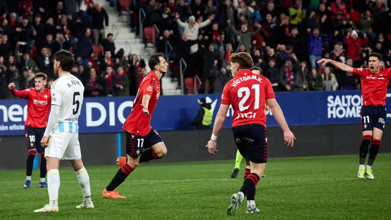 Los jugadores de Osasuna celebran el gol de Ante Budimir (2-2) durante el partido de La Liga EA Sports entre CA Osasuna y Real Oviedo disputado en el estadio de El Sadar en Pamplona. I&Ntilde;IGO ALZUGARAY