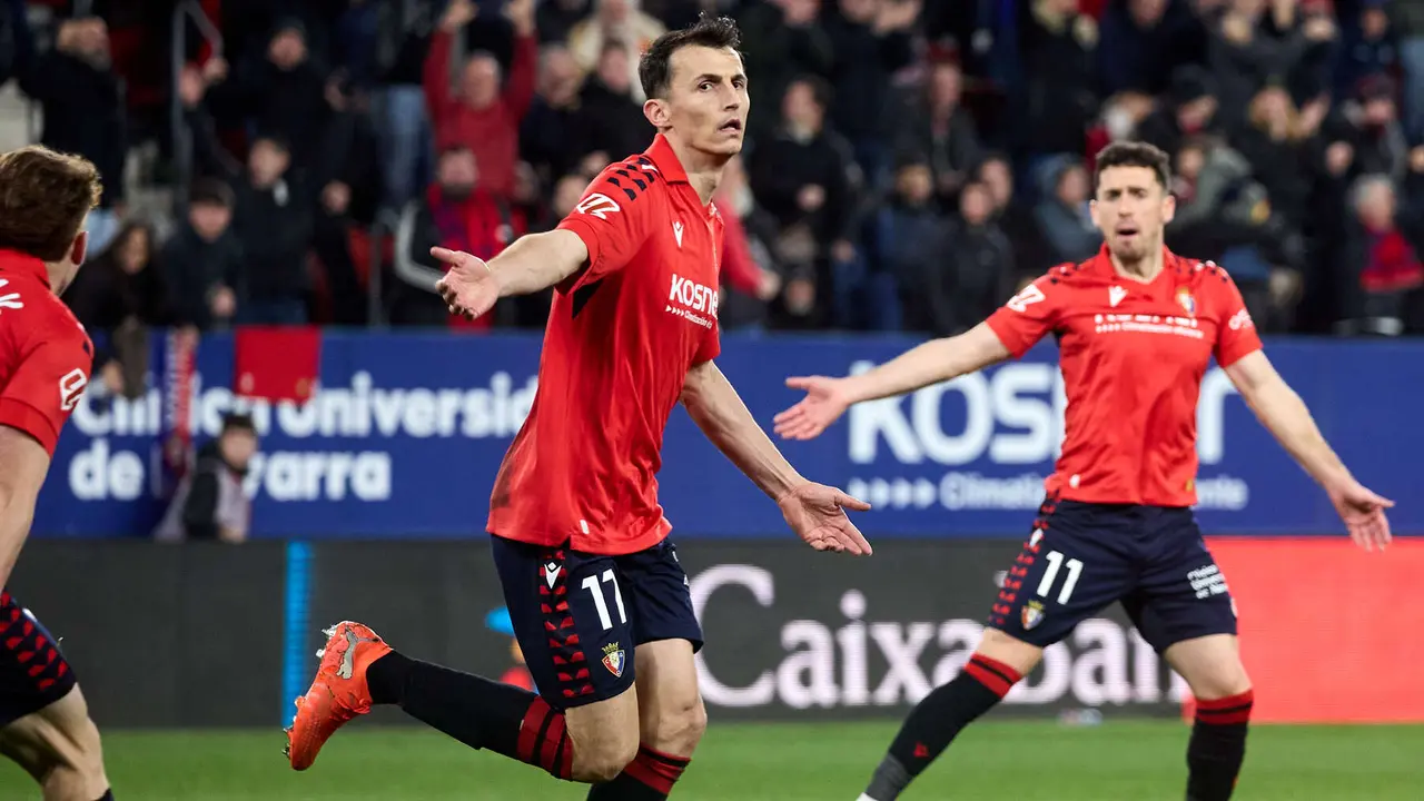 Los jugadores de Osasuna celebran el gol de Ante Budimir (2-2) durante el partido de La Liga EA Sports entre CA Osasuna y Real Oviedo disputado en el estadio de El Sadar en Pamplona. I&Ntilde;IGO ALZUGARAY
