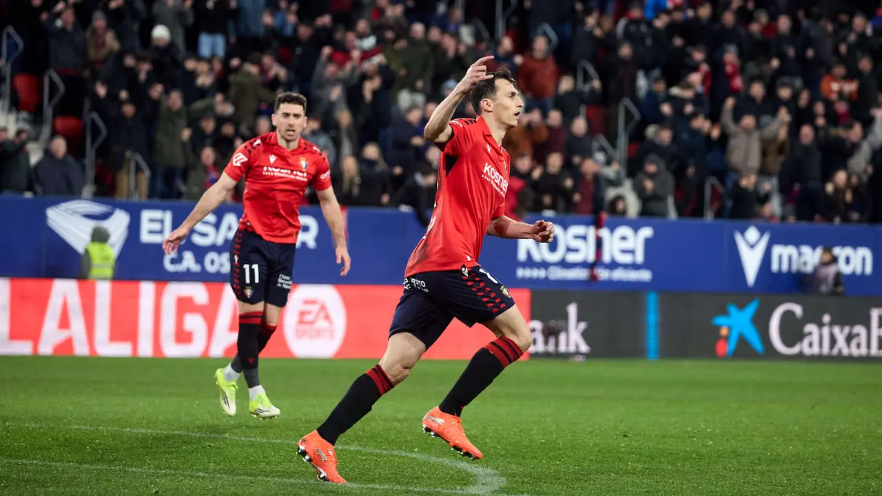 Los jugadores de Osasuna celebran el gol de Ante Budimir (2-2) durante el partido de La Liga EA Sports entre CA Osasuna y Real Oviedo disputado en el estadio de El Sadar en Pamplona. I&Ntilde;IGO ALZUGARAY