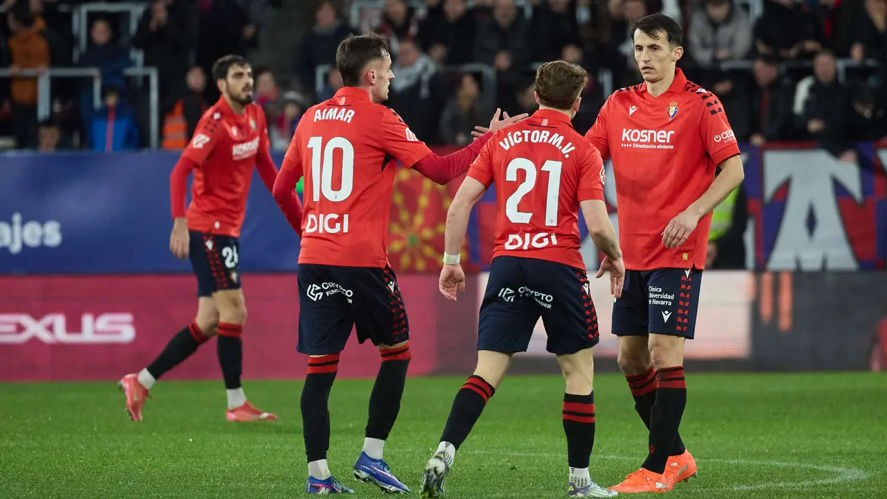 Los jugadores de Osasuna celebran el gol de Ante Budimir (2-2) durante el partido de La Liga EA Sports entre CA Osasuna y Real Oviedo disputado en el estadio de El Sadar en Pamplona. I&Ntilde;IGO ALZUGARAY