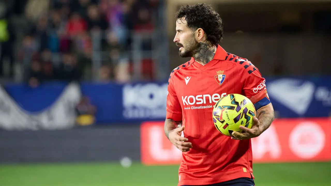 Rub&eacute;n Garc&iacute;a (14. CA Osasuna) durante el partido de La Liga EA Sports entre CA Osasuna y Real Oviedo disputado en el estadio de El Sadar en Pamplona. I&Ntilde;IGO ALZUGARAY
