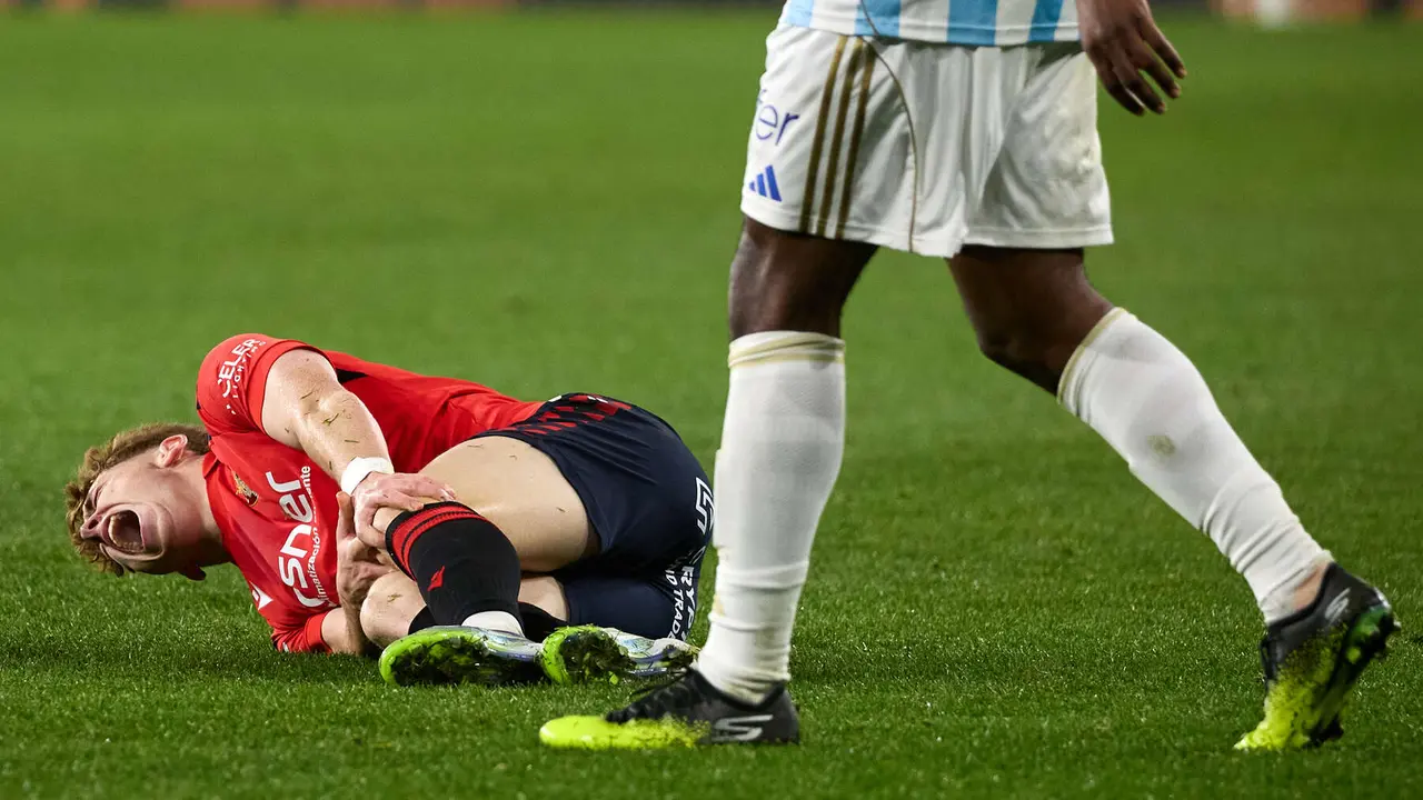 V&iacute;ctor Mu&ntilde;oz (21. CA Osasuna) durante el partido de La Liga EA Sports entre CA Osasuna y Real Oviedo disputado en el estadio de El Sadar en Pamplona. I&Ntilde;IGO ALZUGARAY