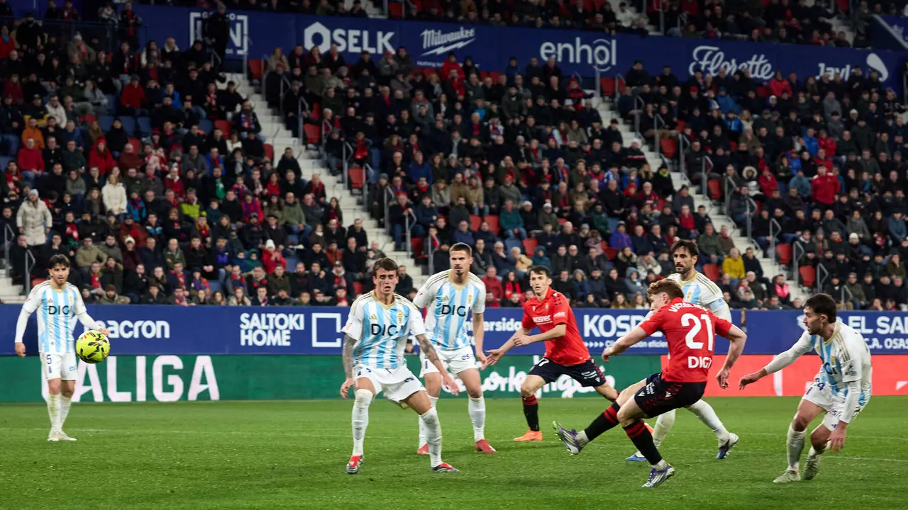 Los jugadores de Osasuna celebran el gol de V&iacute;ctor Mu&ntilde;oz (3-2) durante el partido de La Liga EA Sports entre CA Osasuna y Real Oviedo disputado en el estadio de El Sadar en Pamplona. I&Ntilde;IGO ALZUGARAY