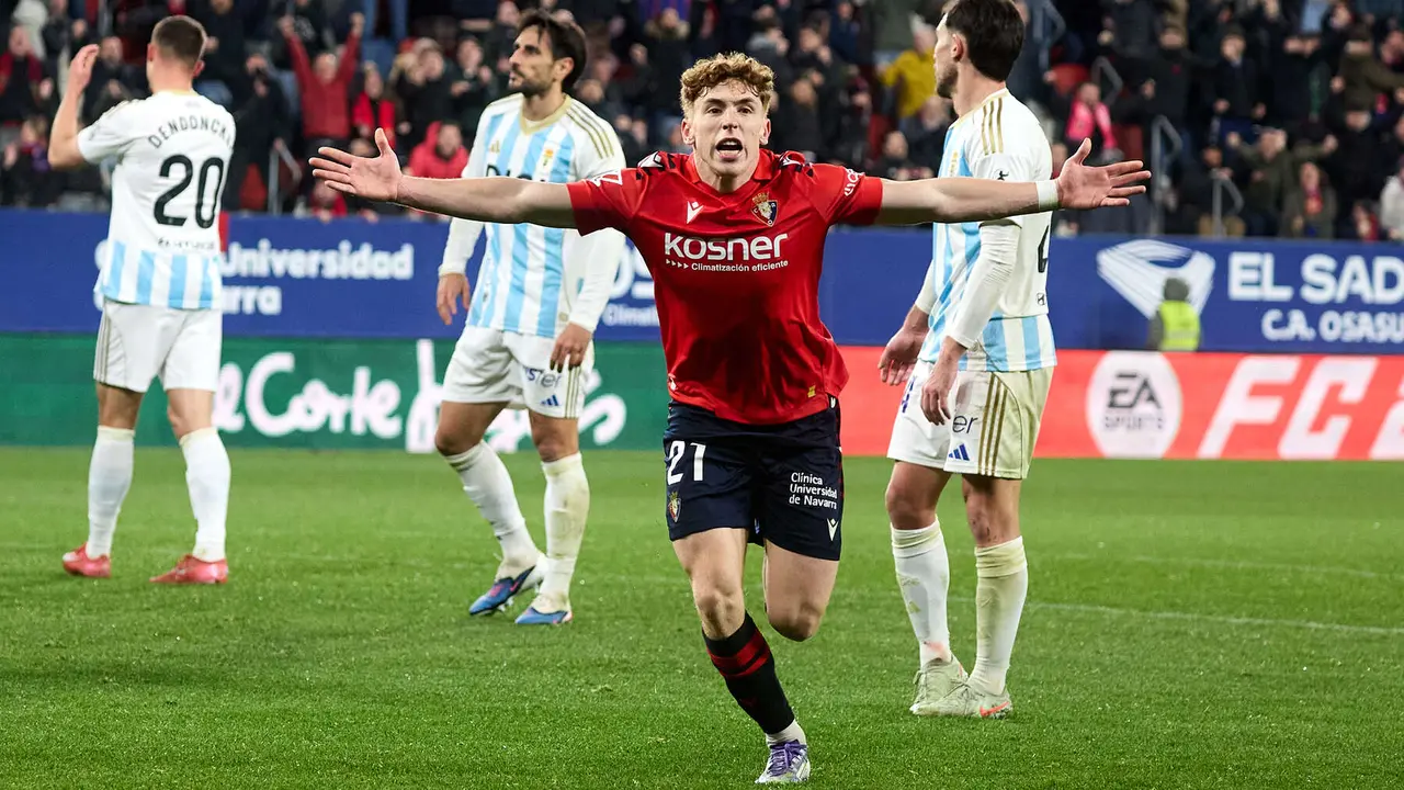Los jugadores de Osasuna celebran el gol de V&iacute;ctor Mu&ntilde;oz (3-2) durante el partido de La Liga EA Sports entre CA Osasuna y Real Oviedo disputado en el estadio de El Sadar en Pamplona. I&Ntilde;IGO ALZUGARAY