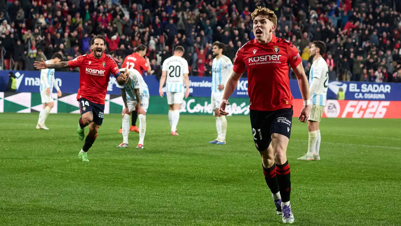 Los jugadores de Osasuna celebran el gol de V&iacute;ctor Mu&ntilde;oz (3-2) durante el partido de La Liga EA Sports entre CA Osasuna y Real Oviedo disputado en el estadio de El Sadar en Pamplona. I&Ntilde;IGO ALZUGARAY