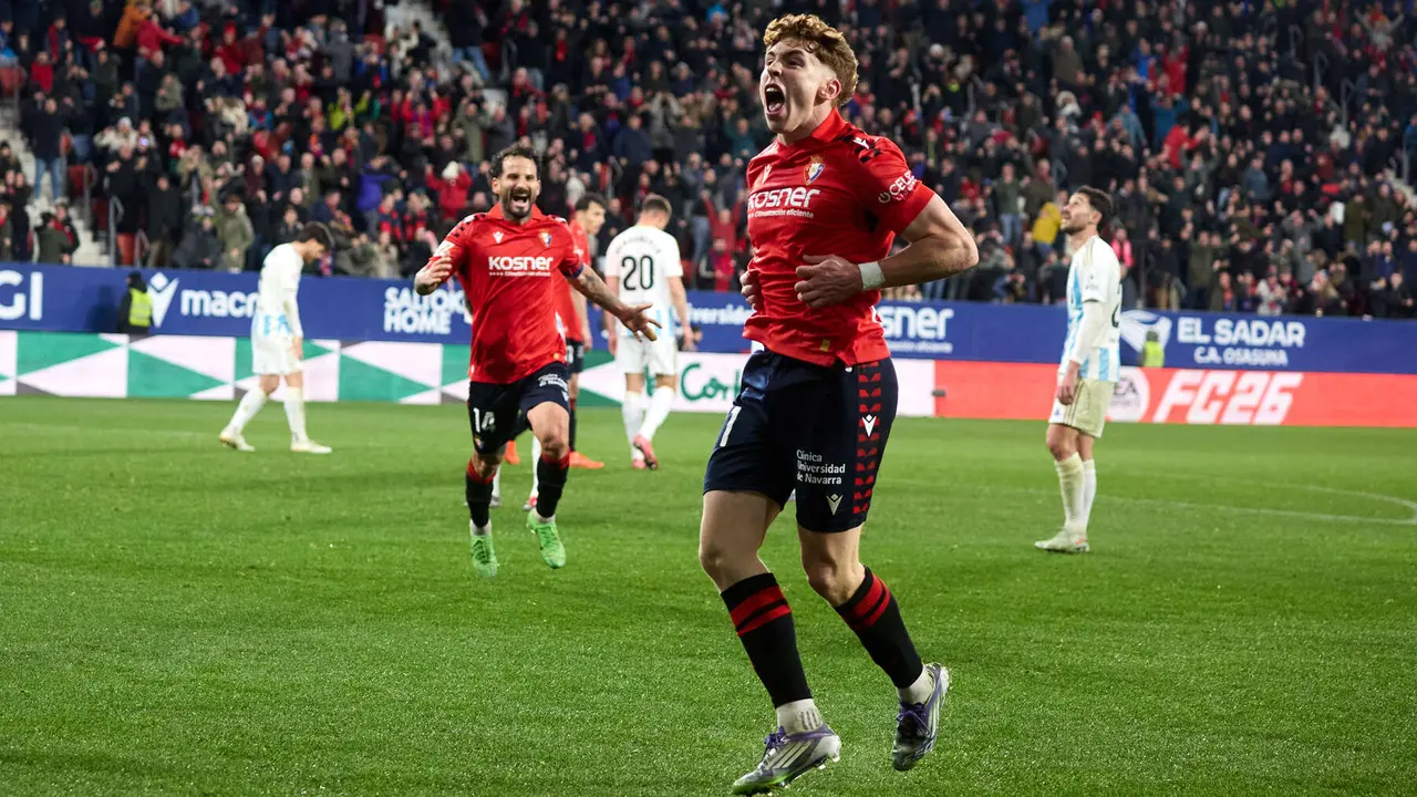 Los jugadores de Osasuna celebran el gol de V&iacute;ctor Mu&ntilde;oz (3-2) durante el partido de La Liga EA Sports entre CA Osasuna y Real Oviedo disputado en el estadio de El Sadar en Pamplona. I&Ntilde;IGO ALZUGARAY