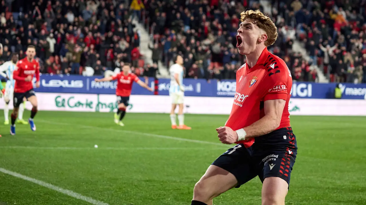 Los jugadores de Osasuna celebran el gol de V&iacute;ctor Mu&ntilde;oz (3-2) durante el partido de La Liga EA Sports entre CA Osasuna y Real Oviedo disputado en el estadio de El Sadar en Pamplona. I&Ntilde;IGO ALZUGARAY