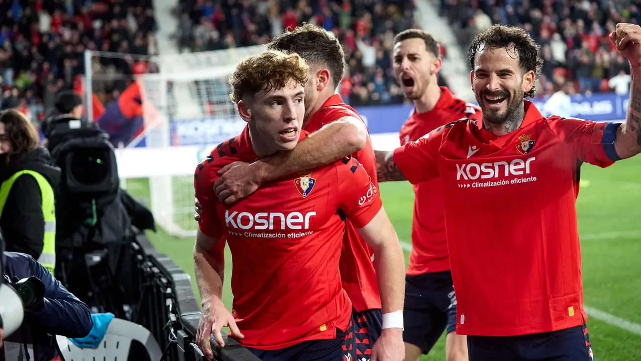 Los jugadores de Osasuna celebran el gol de V&iacute;ctor Mu&ntilde;oz (3-2) durante el partido de La Liga EA Sports entre CA Osasuna y Real Oviedo disputado en el estadio de El Sadar en Pamplona. I&Ntilde;IGO ALZUGARAY