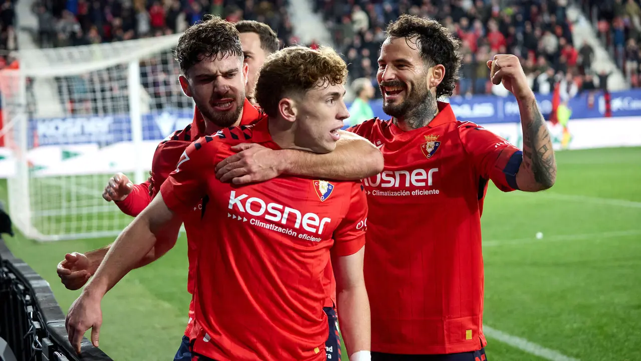 Los jugadores de Osasuna celebran el gol de V&iacute;ctor Mu&ntilde;oz (3-2) durante el partido de La Liga EA Sports entre CA Osasuna y Real Oviedo disputado en el estadio de El Sadar en Pamplona. I&Ntilde;IGO ALZUGARAY