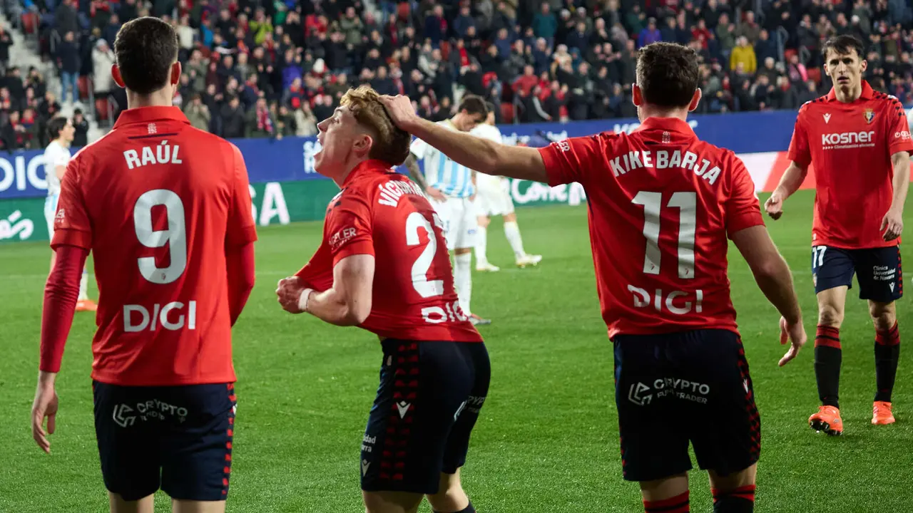 Los jugadores de Osasuna celebran el gol de V&iacute;ctor Mu&ntilde;oz (3-2) durante el partido de La Liga EA Sports entre CA Osasuna y Real Oviedo disputado en el estadio de El Sadar en Pamplona. I&Ntilde;IGO ALZUGARAY