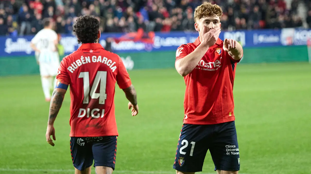 Los jugadores de Osasuna celebran el gol de V&iacute;ctor Mu&ntilde;oz (3-2) durante el partido de La Liga EA Sports entre CA Osasuna y Real Oviedo disputado en el estadio de El Sadar en Pamplona. I&Ntilde;IGO ALZUGARAY
