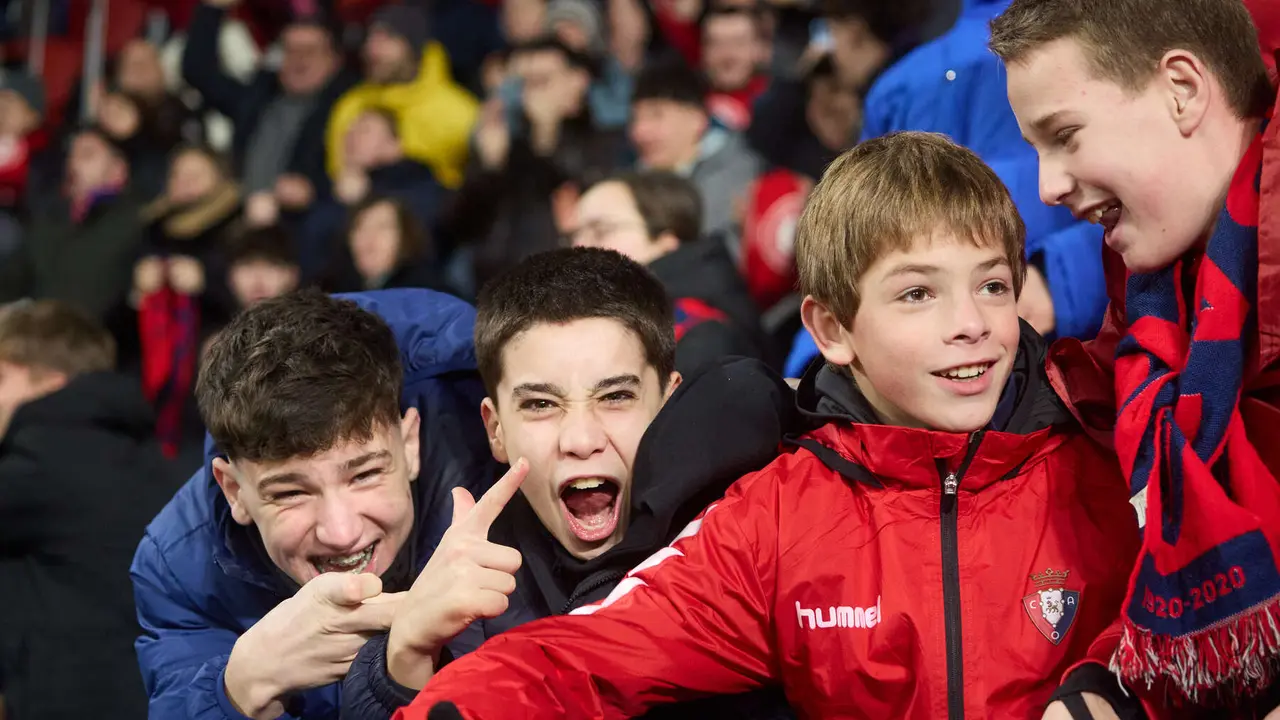 La grada del estadio de El Sadar durante el partido de La Liga EA Sports entre CA Osasuna y Real Oviedo disputado en Pamplona. I&Ntilde;IGO ALZUGARAY