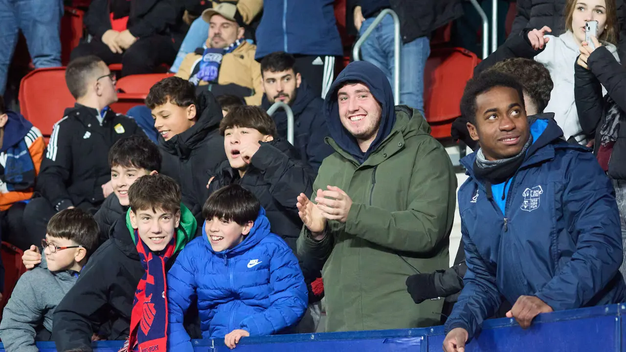 La grada del estadio de El Sadar durante el partido de La Liga EA Sports entre CA Osasuna y Real Oviedo disputado en Pamplona. I&Ntilde;IGO ALZUGARAY