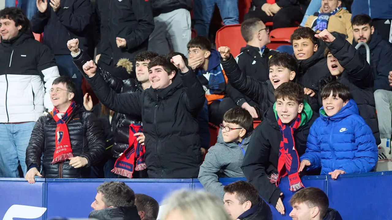 La grada del estadio de El Sadar durante el partido de La Liga EA Sports entre CA Osasuna y Real Oviedo disputado en Pamplona. I&Ntilde;IGO ALZUGARAY