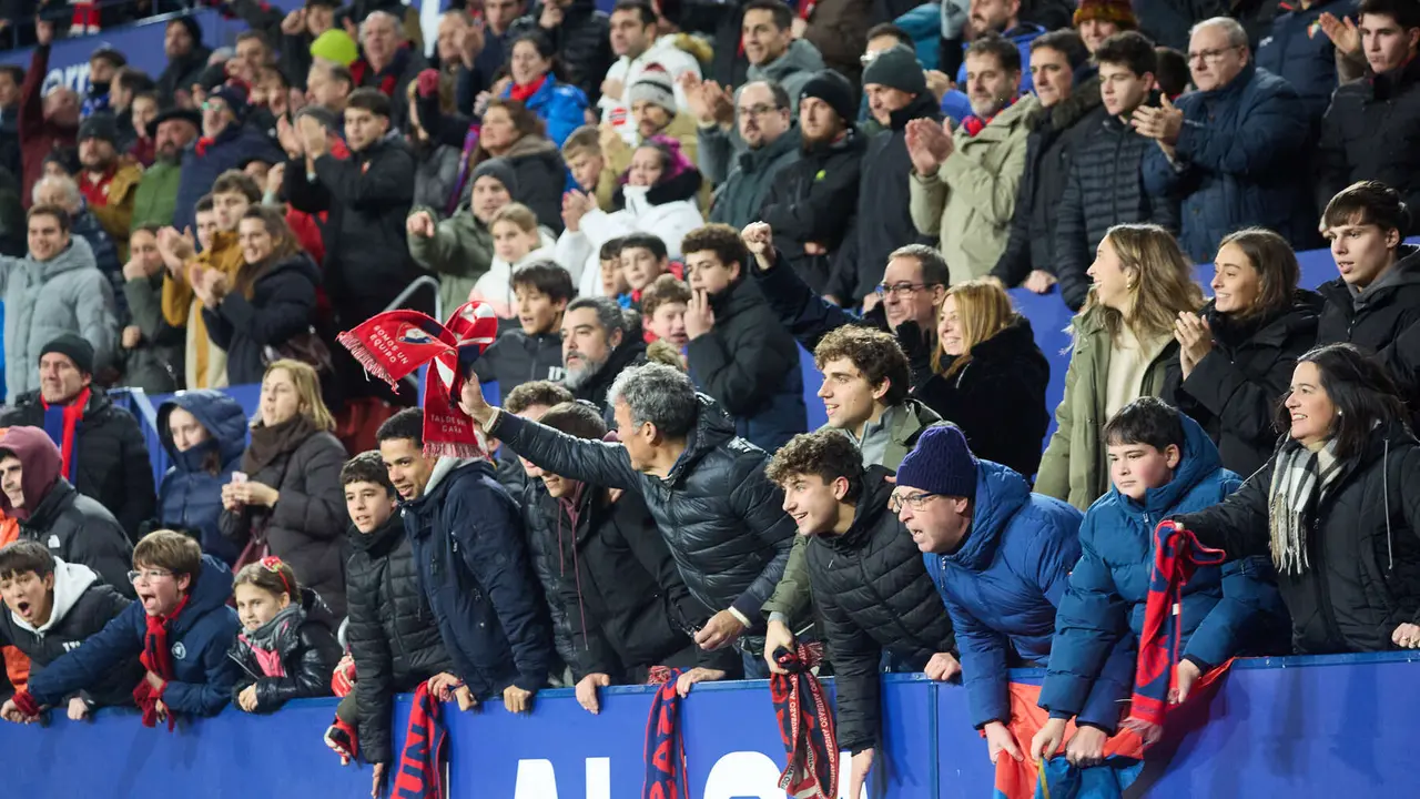 La grada del estadio de El Sadar durante el partido de La Liga EA Sports entre CA Osasuna y Real Oviedo disputado en Pamplona. I&Ntilde;IGO ALZUGARAY