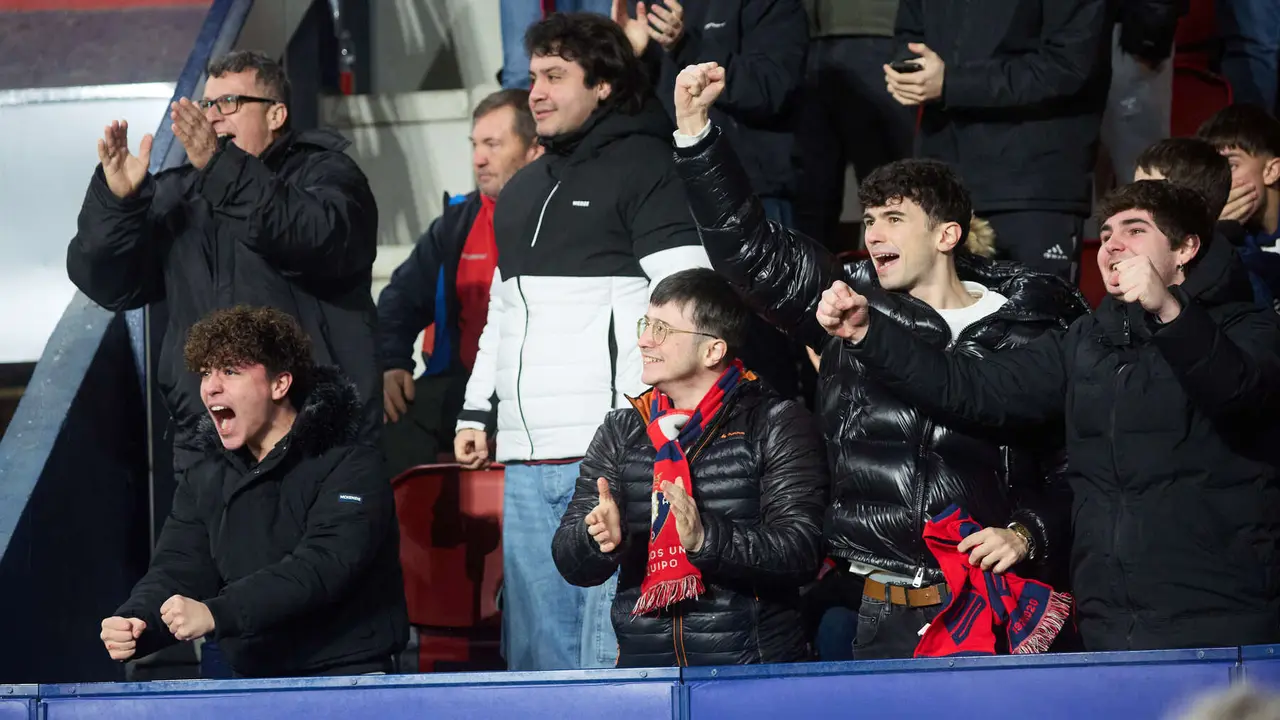 La grada del estadio de El Sadar durante el partido de La Liga EA Sports entre CA Osasuna y Real Oviedo disputado en Pamplona. I&Ntilde;IGO ALZUGARAY