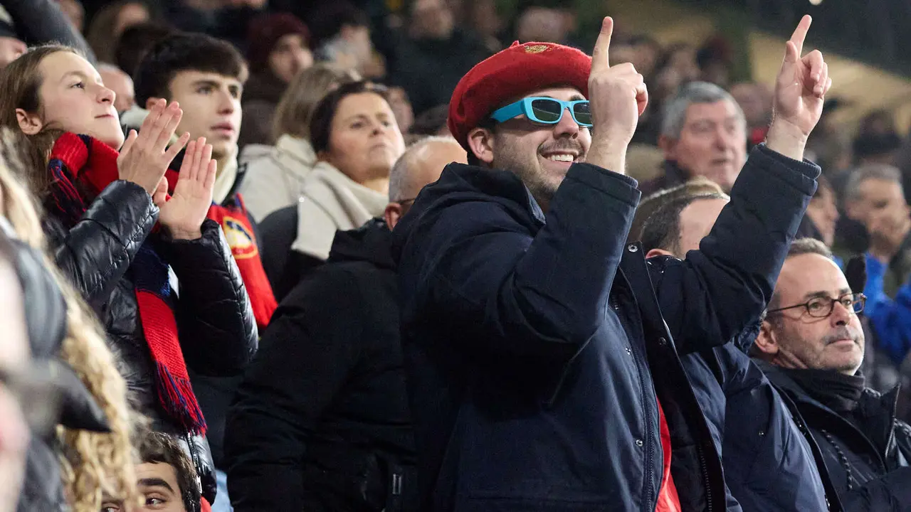 La grada del estadio de El Sadar durante el partido de La Liga EA Sports entre CA Osasuna y Real Oviedo disputado en Pamplona. I&Ntilde;IGO ALZUGARAY