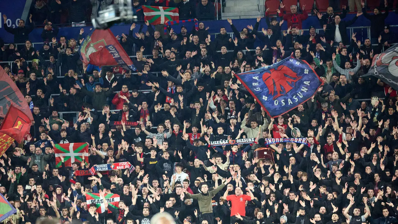 La grada del estadio de El Sadar durante el partido de La Liga EA Sports entre CA Osasuna y Real Oviedo disputado en Pamplona. I&Ntilde;IGO ALZUGARAY