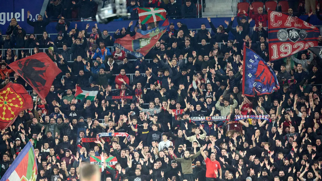 La grada del estadio de El Sadar durante el partido de La Liga EA Sports entre CA Osasuna y Real Oviedo disputado en Pamplona. I&Ntilde;IGO ALZUGARAY