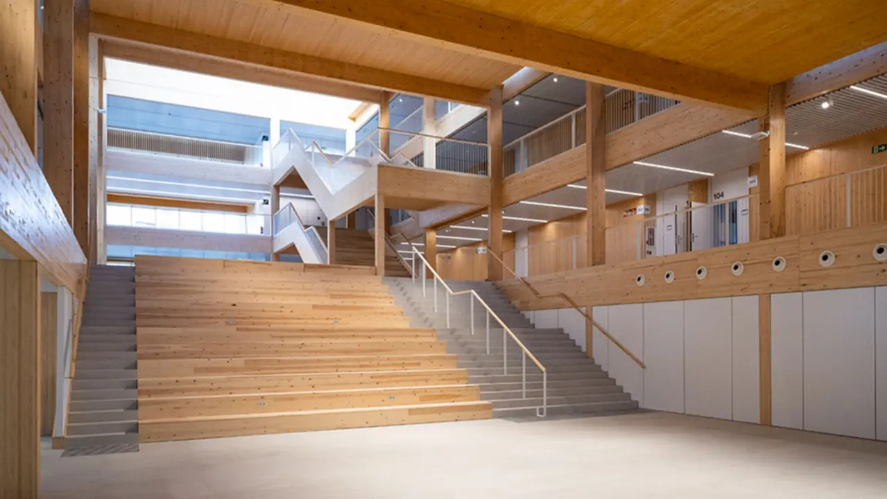 Grader&iacute;o situado en el atrio central del edificio de la nueva facultad de Ciencias de la Salud de la UPNA. UNIVERSIDAD P&Uacute;BLICA DE NAVARRA