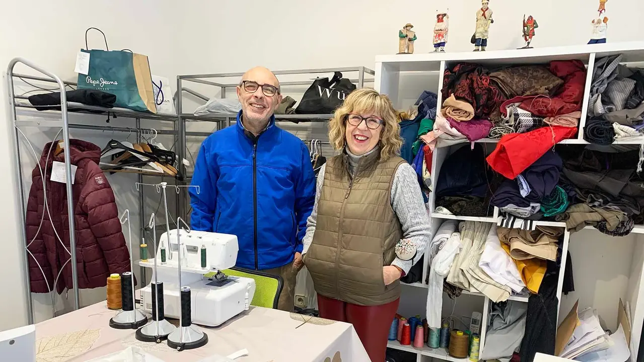 Benjam&iacute;n y Ana en la tienda el costurero de Ana en Zizur Mayor. Navarra.com