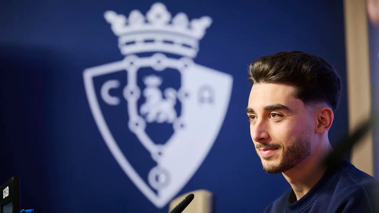 Osasuna presenta a su nuevo jugador Ra&uacute;l Moro. PABLO LASAOSA