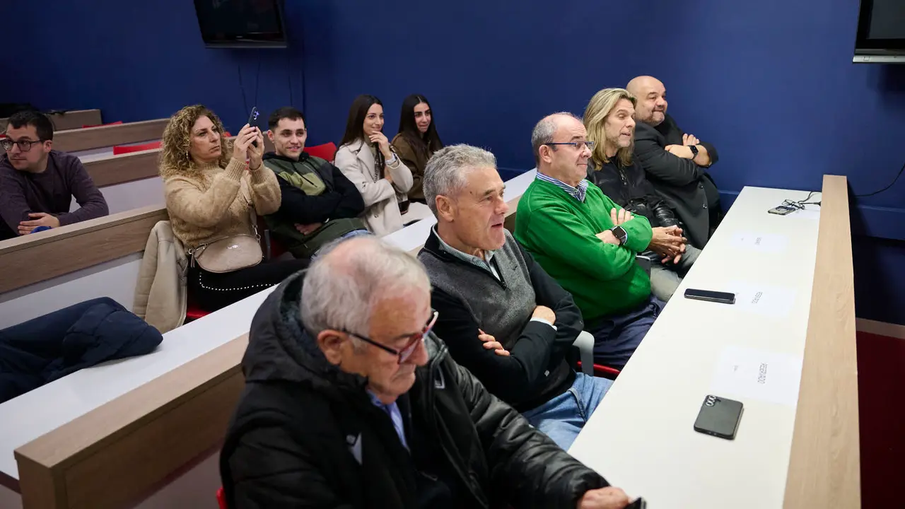 Osasuna presenta a su nuevo jugador Ra&uacute;l Moro. PABLO LASAOSA