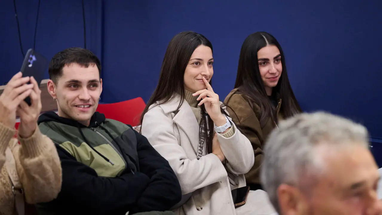 Osasuna presenta a su nuevo jugador Ra&uacute;l Moro. PABLO LASAOSA