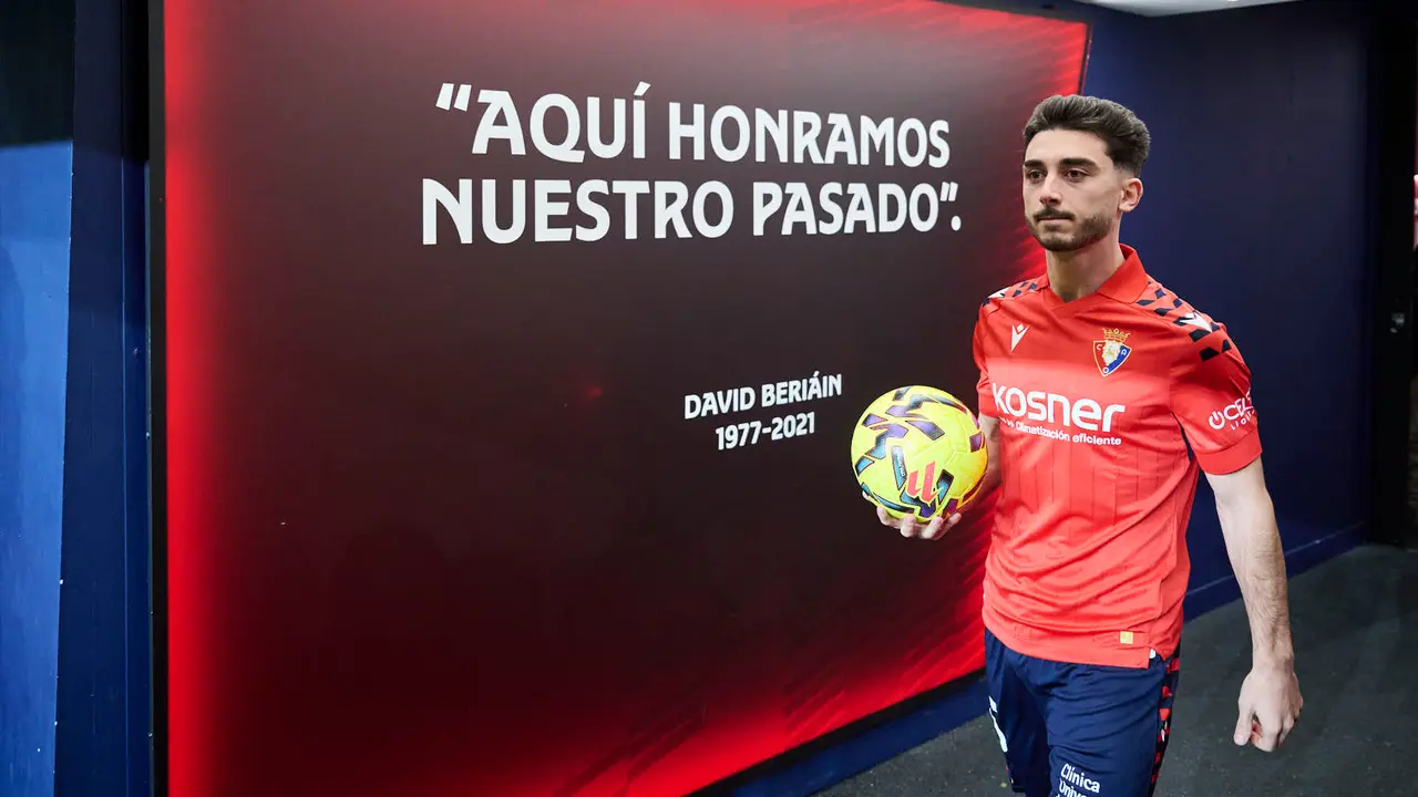 Osasuna presenta a su nuevo jugador Ra&uacute;l Moro. PABLO LASAOSA