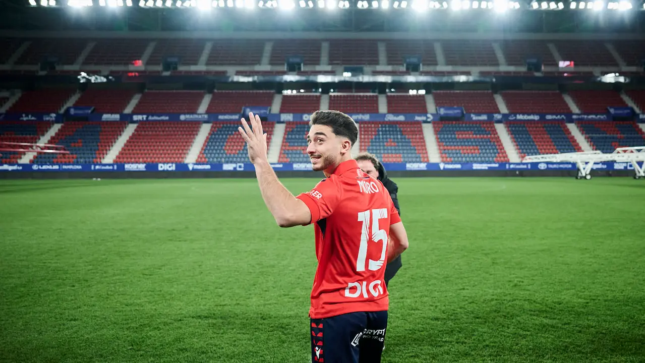 Osasuna presenta a su nuevo jugador Ra&uacute;l Moro. PABLO LASAOSA