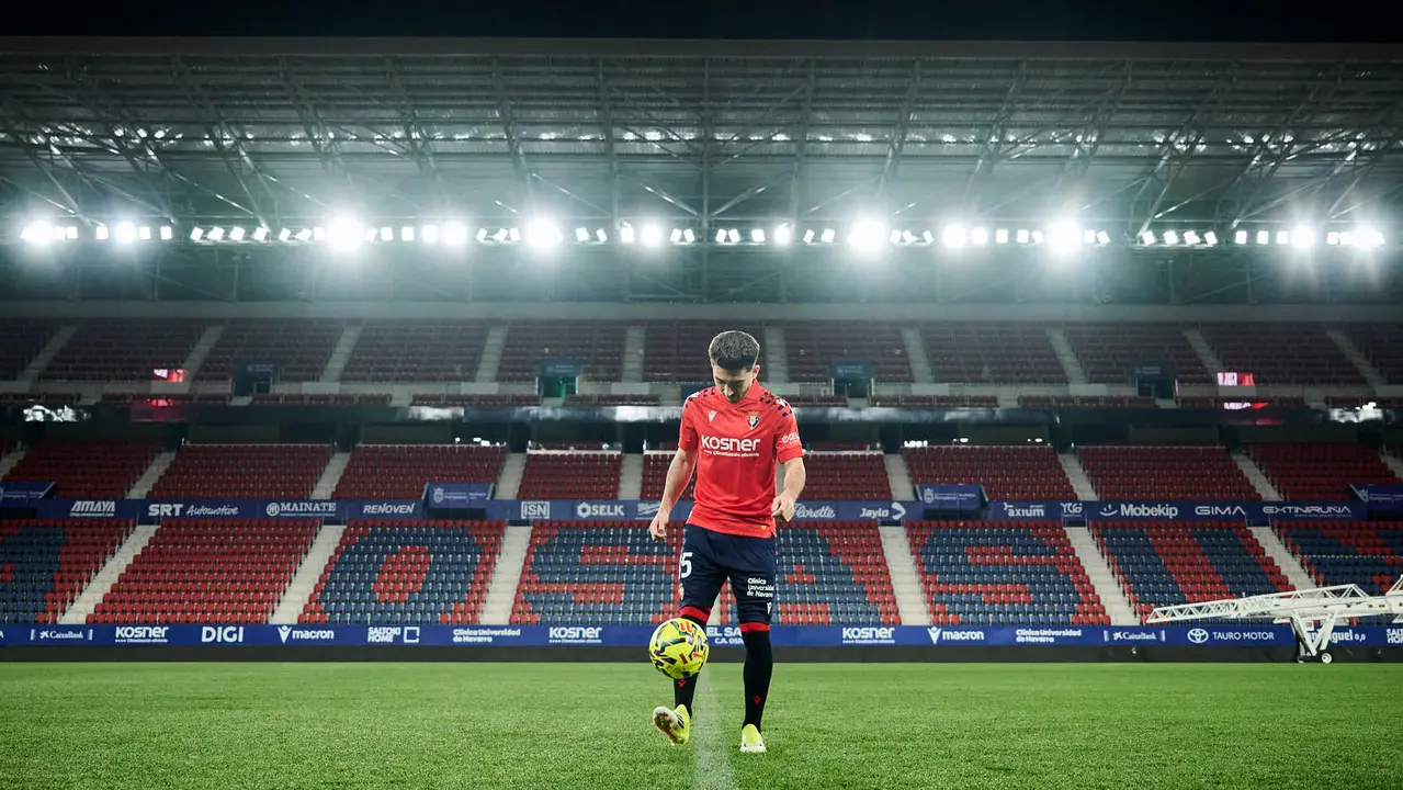 Osasuna presenta a su nuevo jugador Ra&uacute;l Moro. PABLO LASAOSA