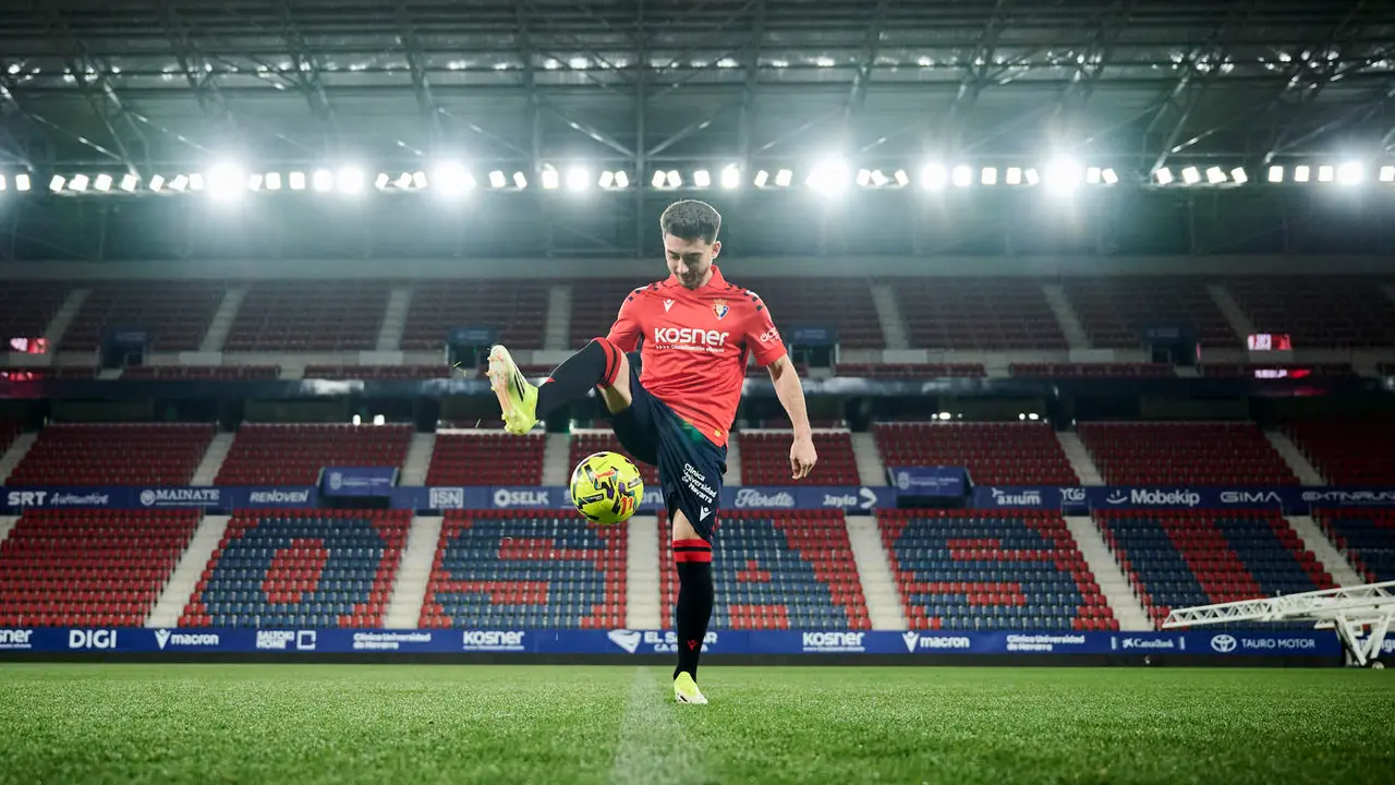 Osasuna presenta a su nuevo jugador Ra&uacute;l Moro. PABLO LASAOSA