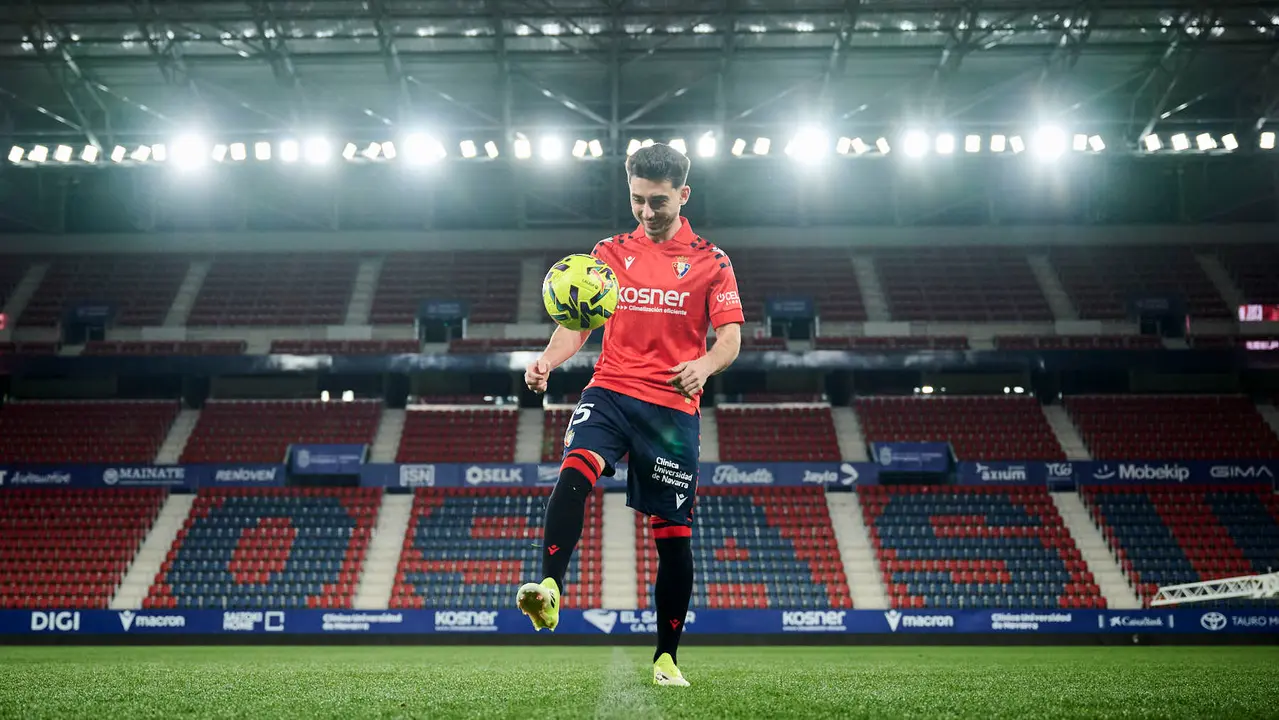 Osasuna presenta a su nuevo jugador Ra&uacute;l Moro. PABLO LASAOSA