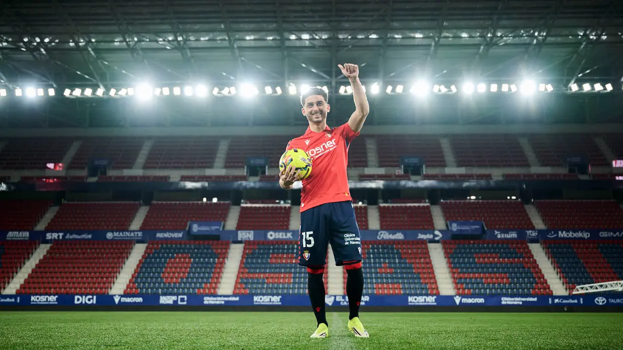 Osasuna presenta a su nuevo jugador Ra&uacute;l Moro. PABLO LASAOSA