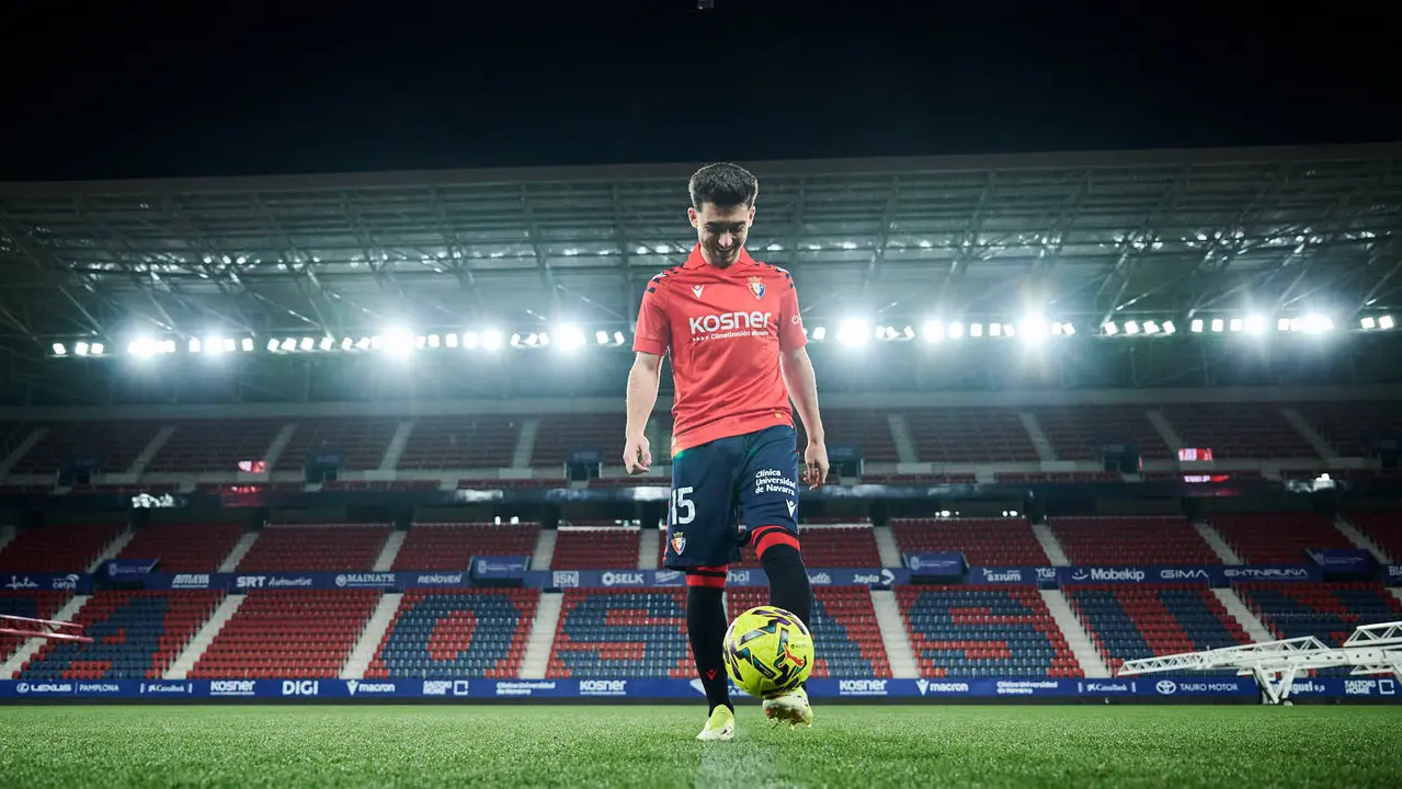 Osasuna presenta a su nuevo jugador Ra&uacute;l Moro. PABLO LASAOSA
