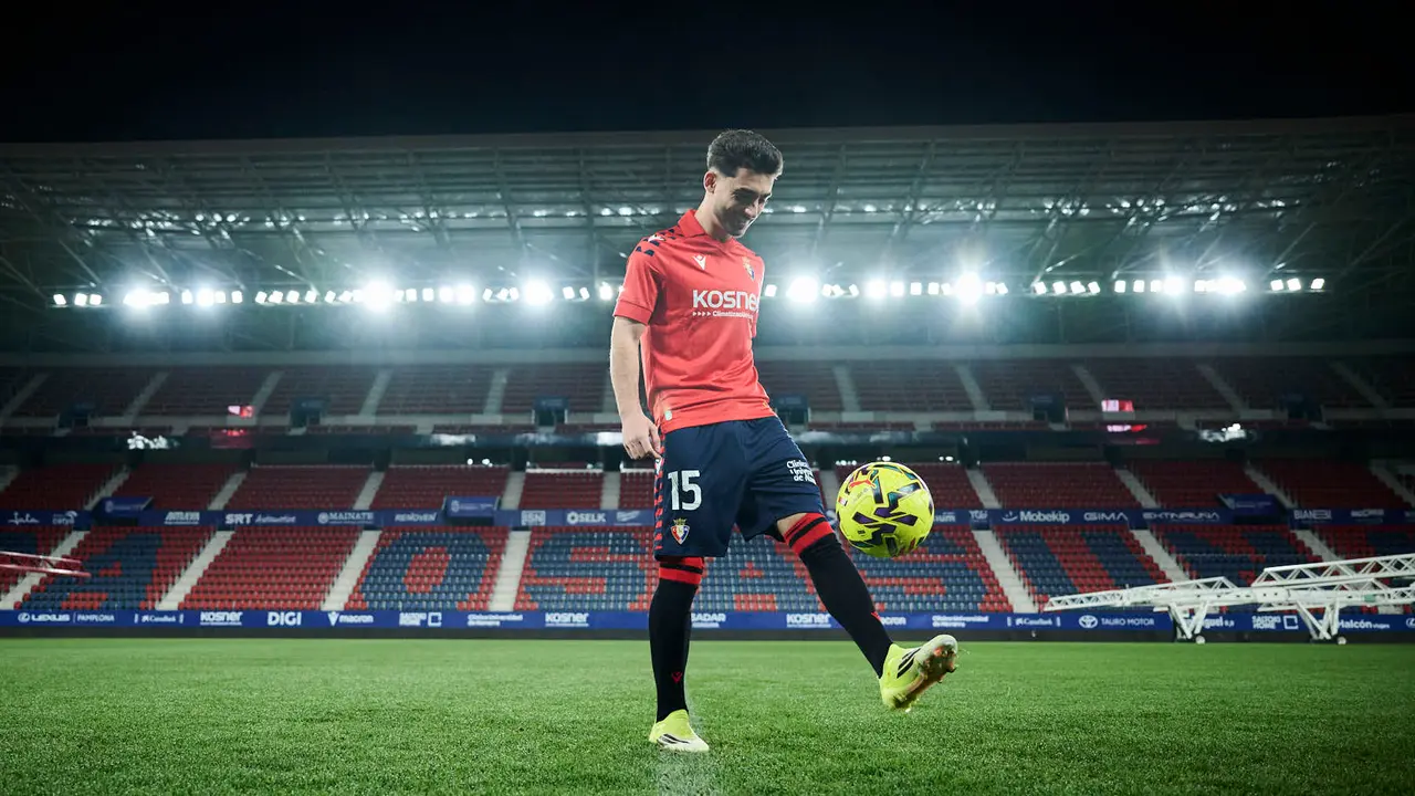 Osasuna presenta a su nuevo jugador Ra&uacute;l Moro. PABLO LASAOSA