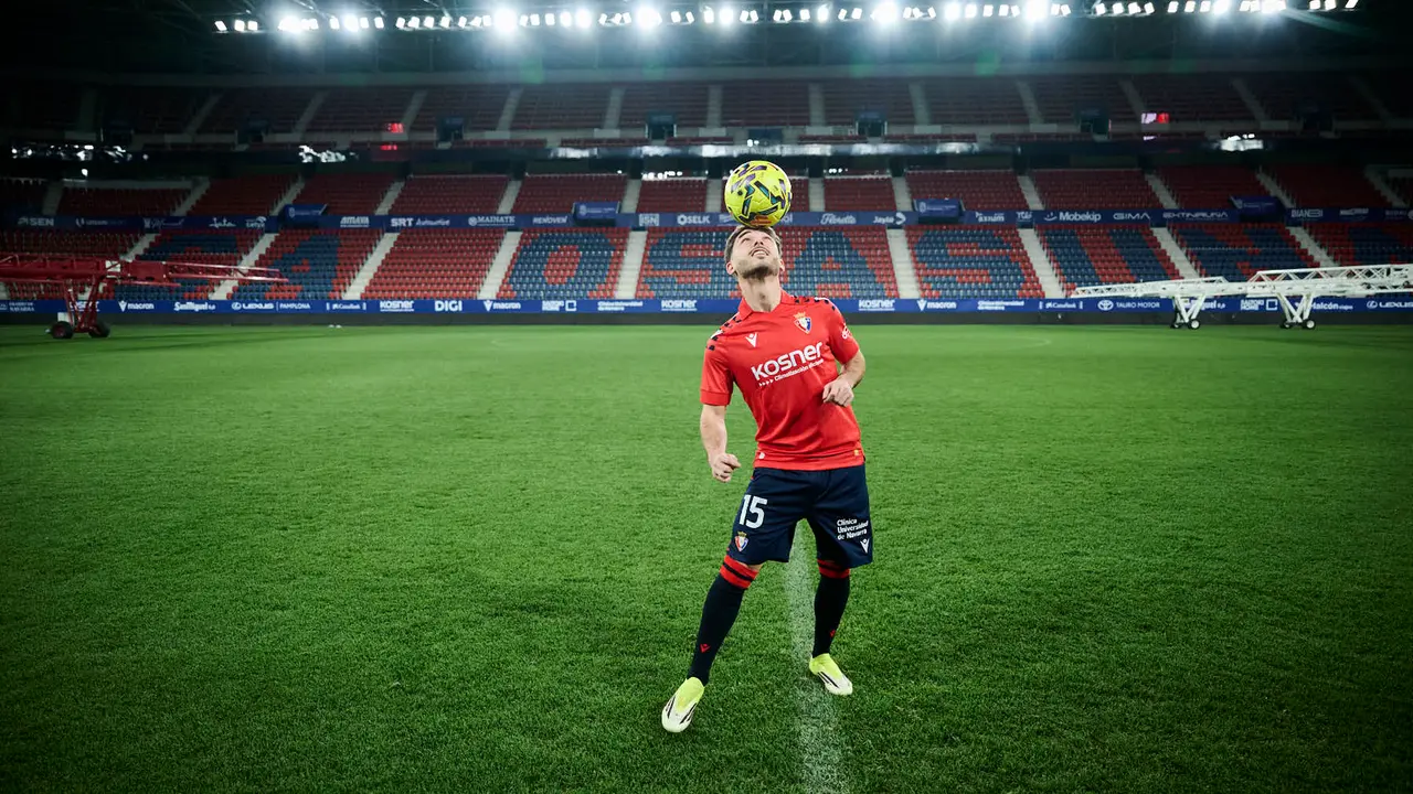 Osasuna presenta a su nuevo jugador Ra&uacute;l Moro. PABLO LASAOSA