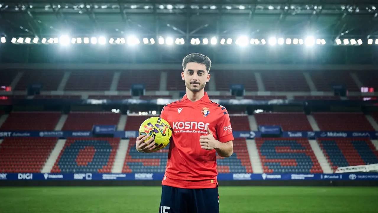 Osasuna presenta a su nuevo jugador Ra&uacute;l Moro. PABLO LASAOSA