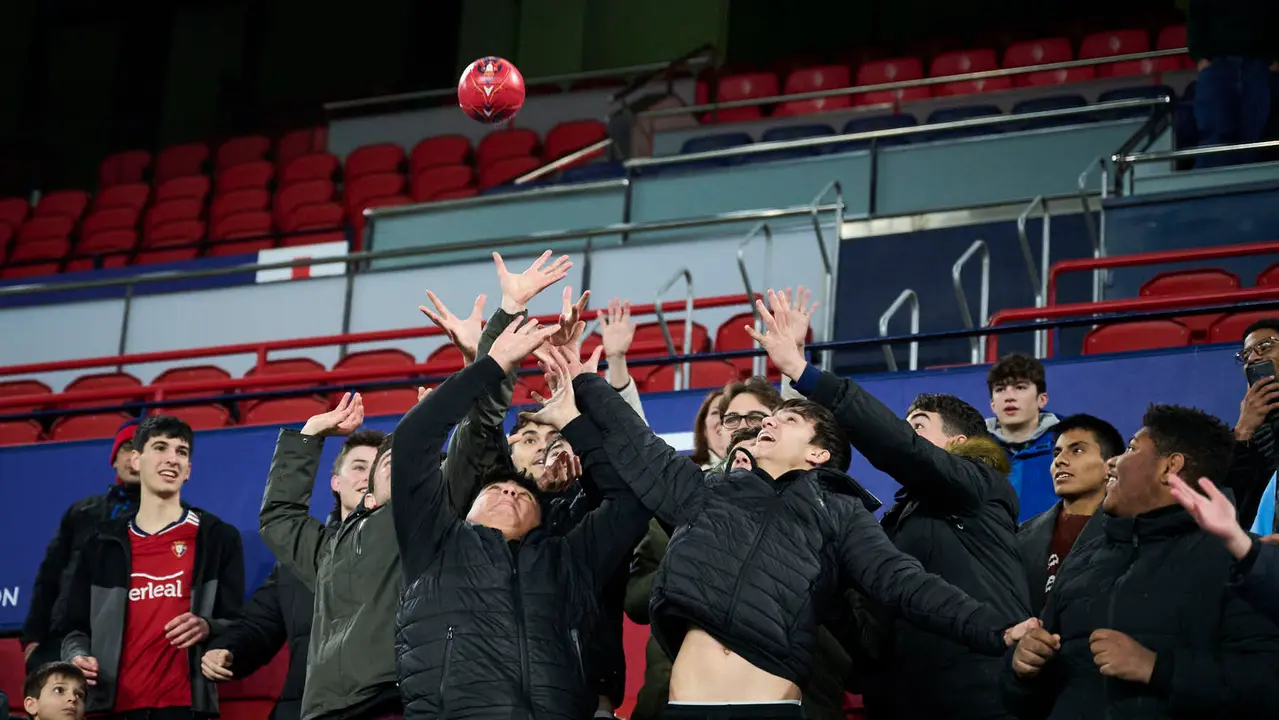 Osasuna presenta a su nuevo jugador Ra&uacute;l Moro. PABLO LASAOSA