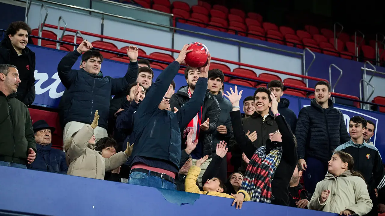 Osasuna presenta a su nuevo jugador Ra&uacute;l Moro. PABLO LASAOSA