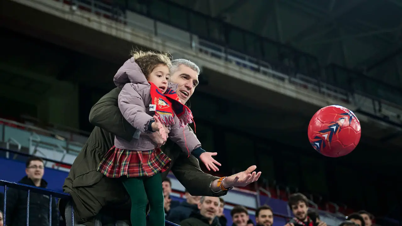 Osasuna presenta a su nuevo jugador Ra&uacute;l Moro. PABLO LASAOSA