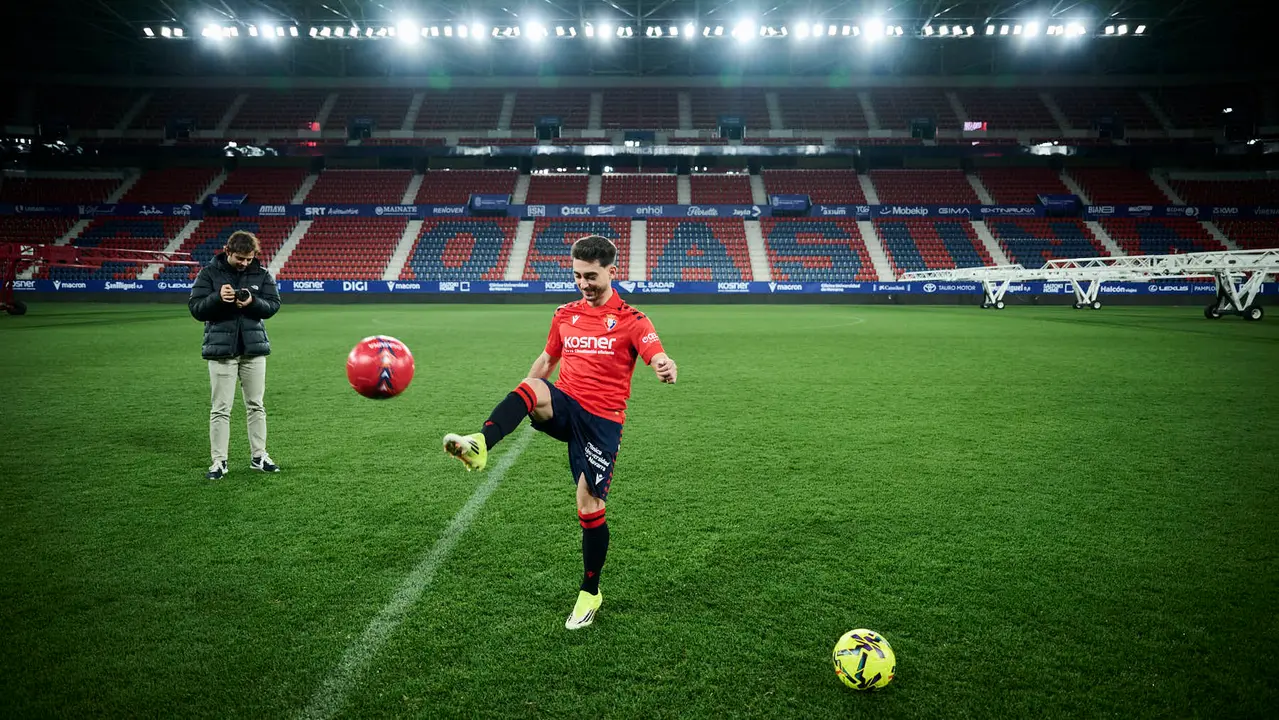 Osasuna presenta a su nuevo jugador Ra&uacute;l Moro. PABLO LASAOSA