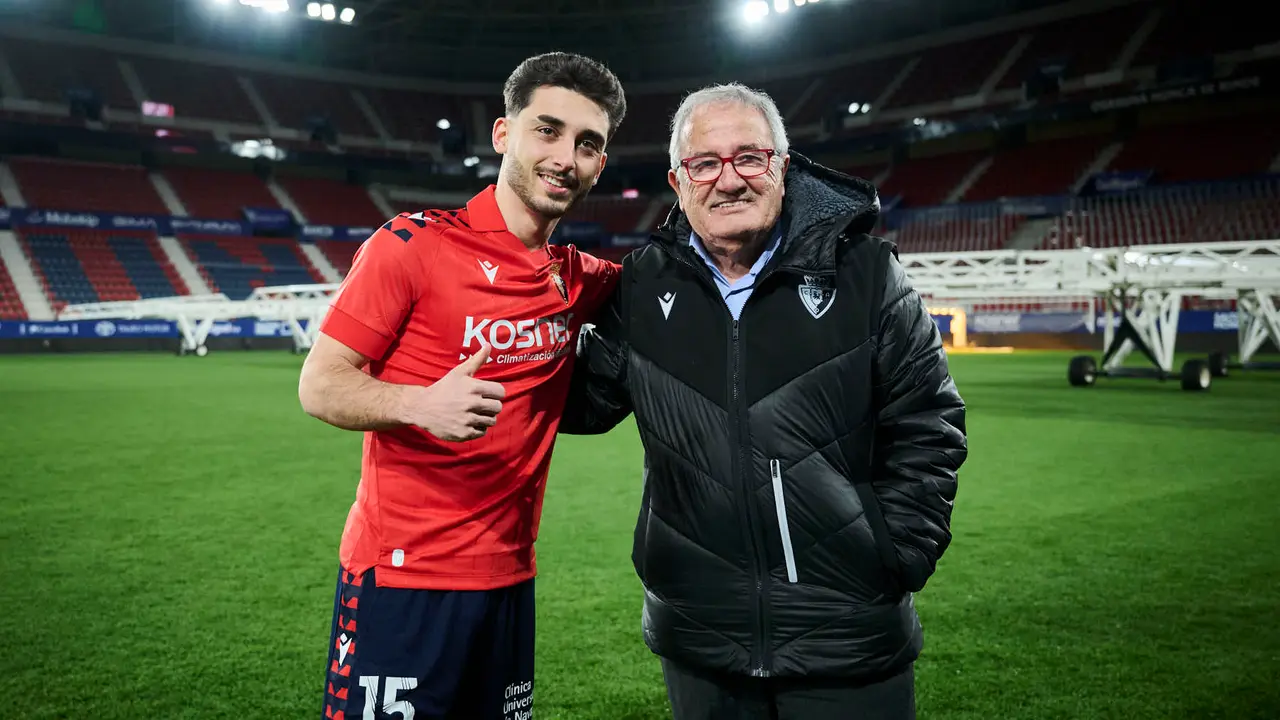 Osasuna presenta a su nuevo jugador Ra&uacute;l Moro. PABLO LASAOSA
